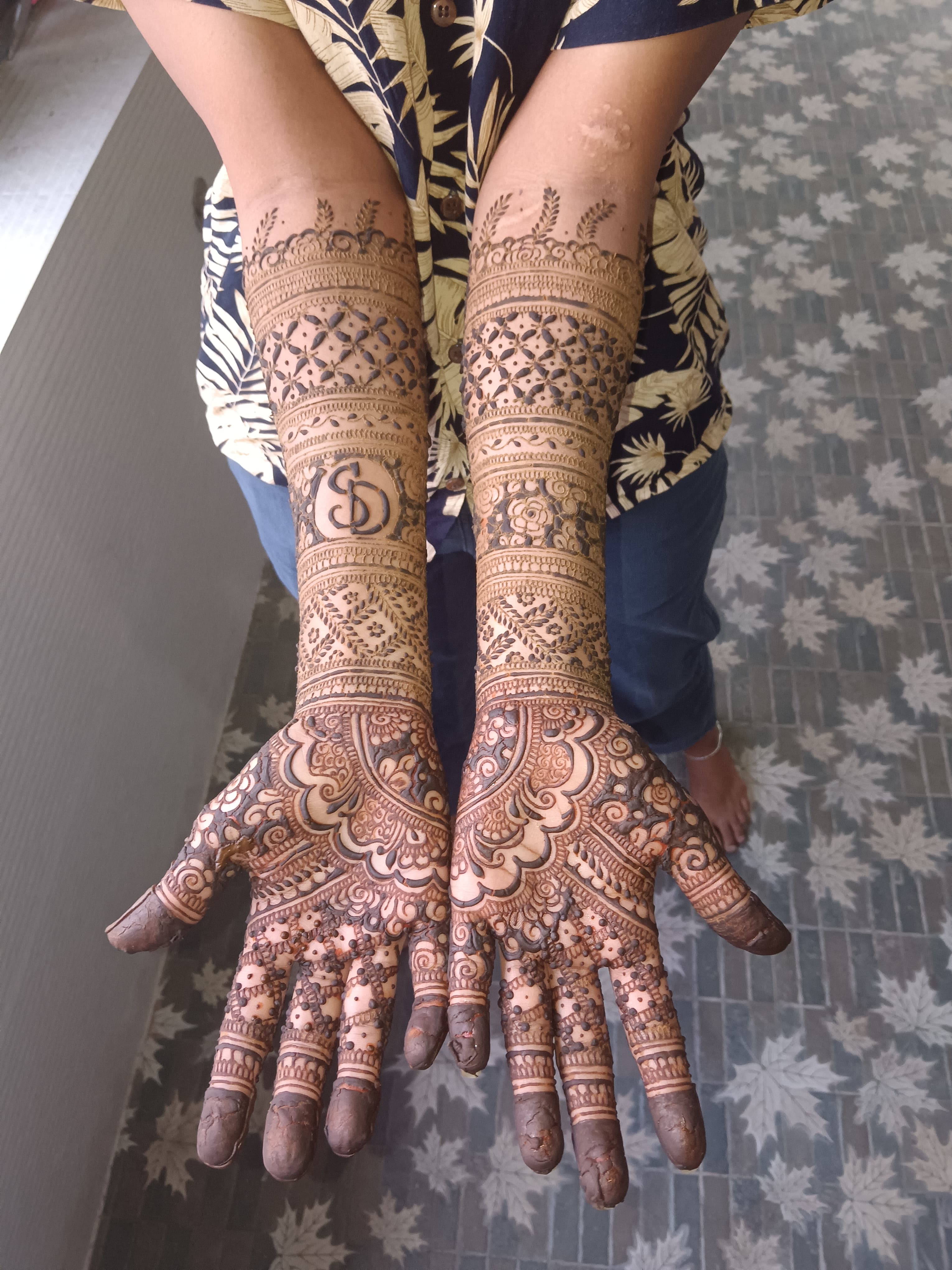 Mehandi stall for multiple people