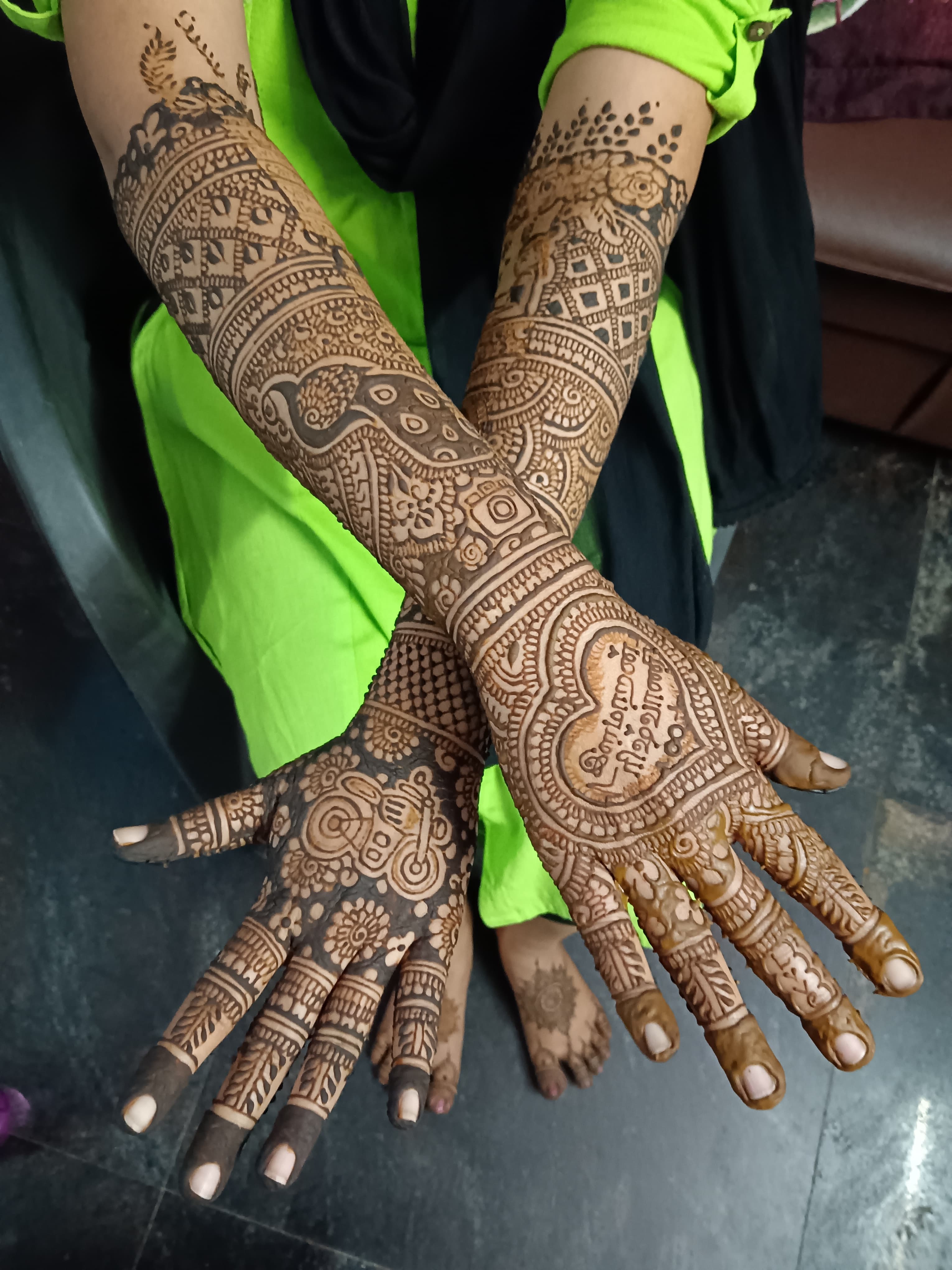 Mehandi stall for multiple people