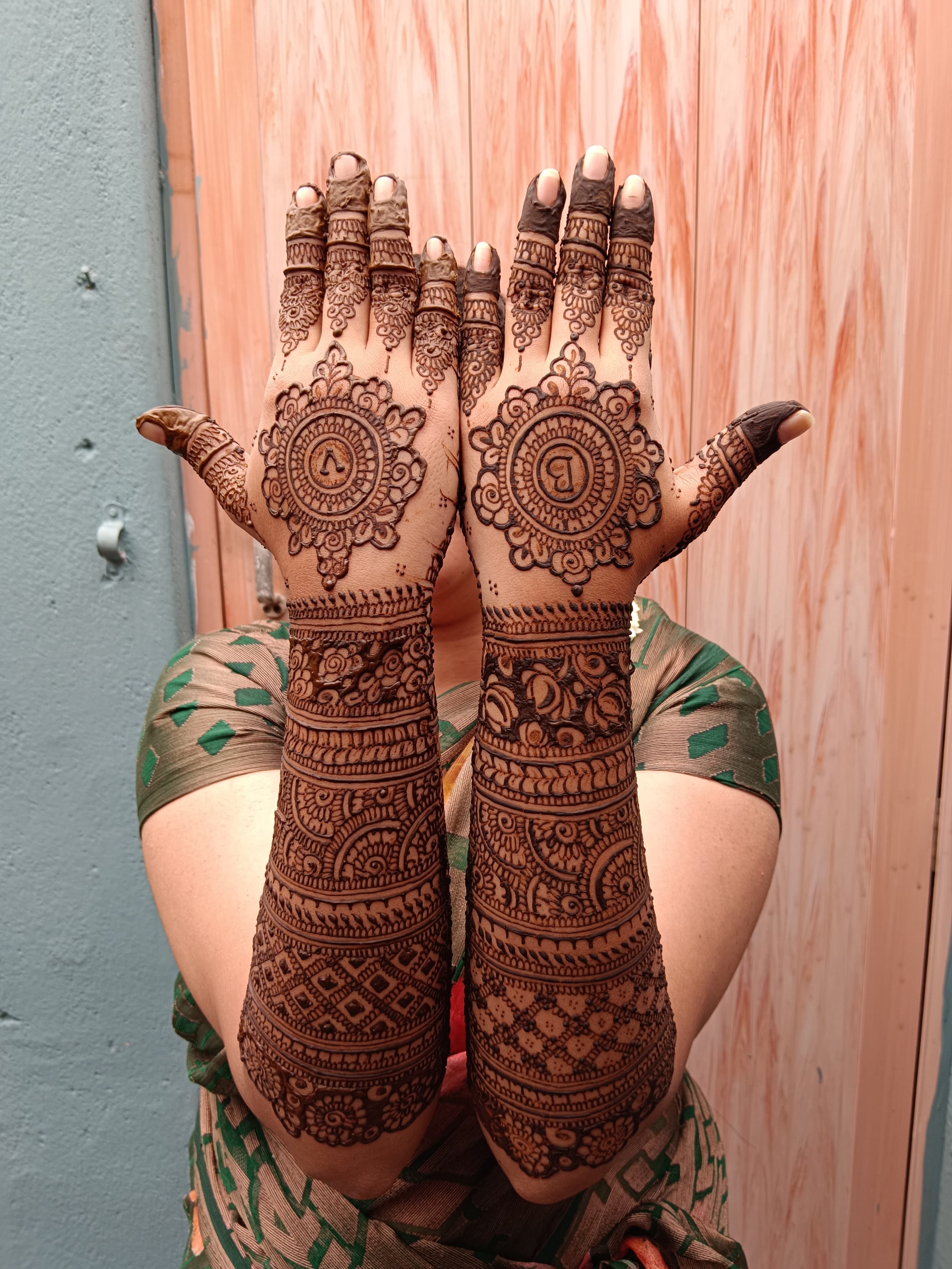 Mehandi stall for multiple people