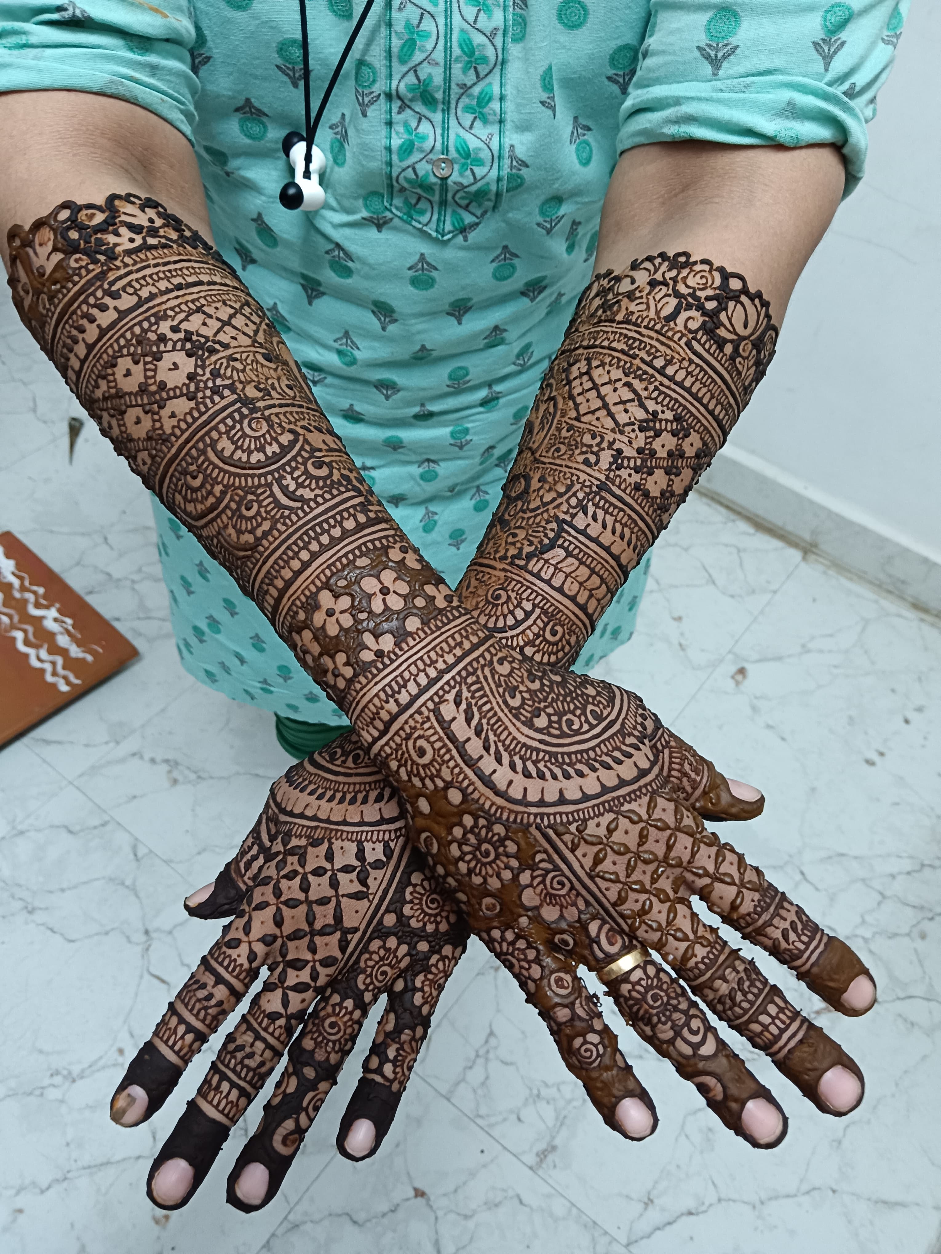 Mehandi stall for multiple people