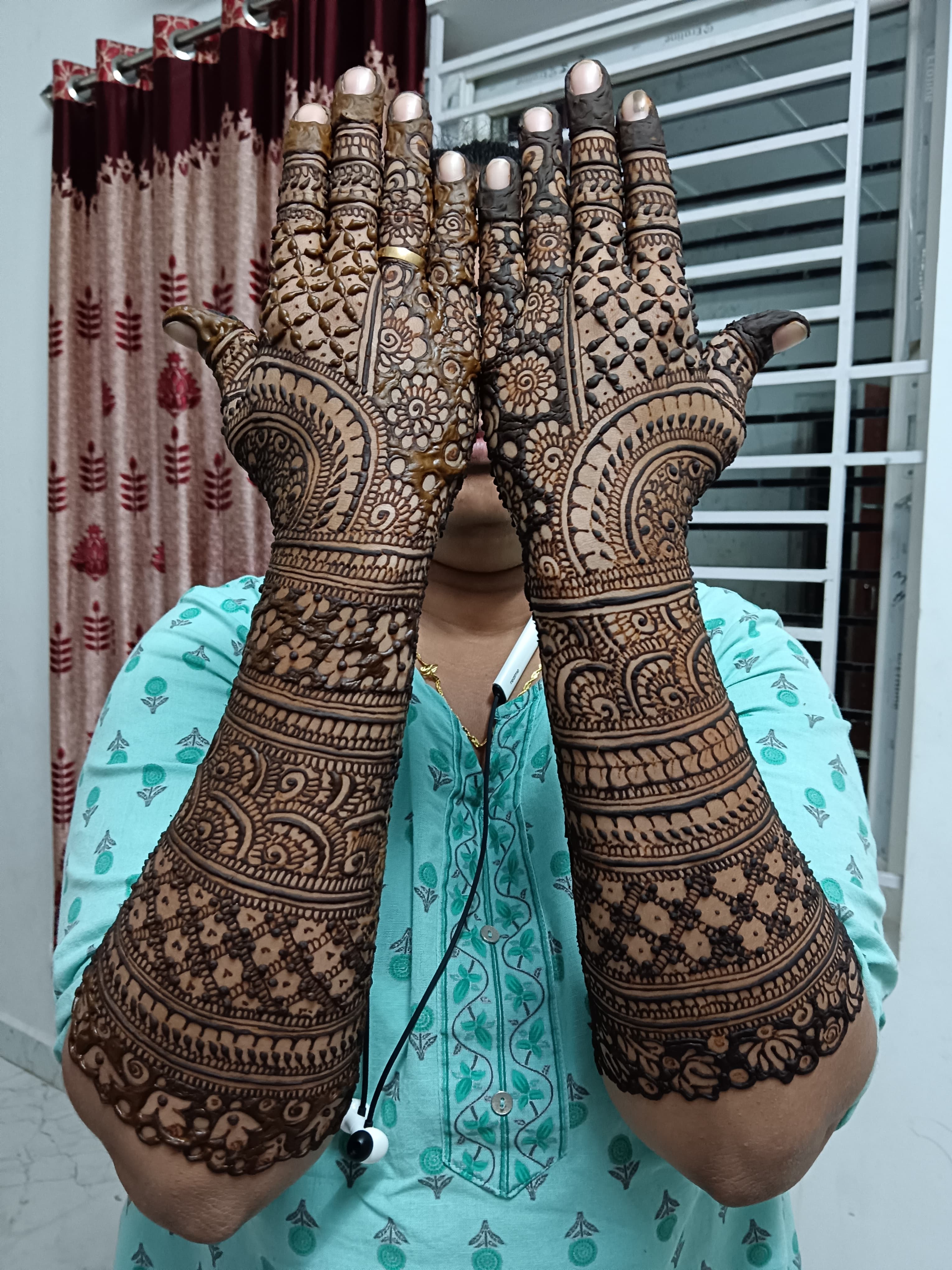 Mehandi stall for multiple people