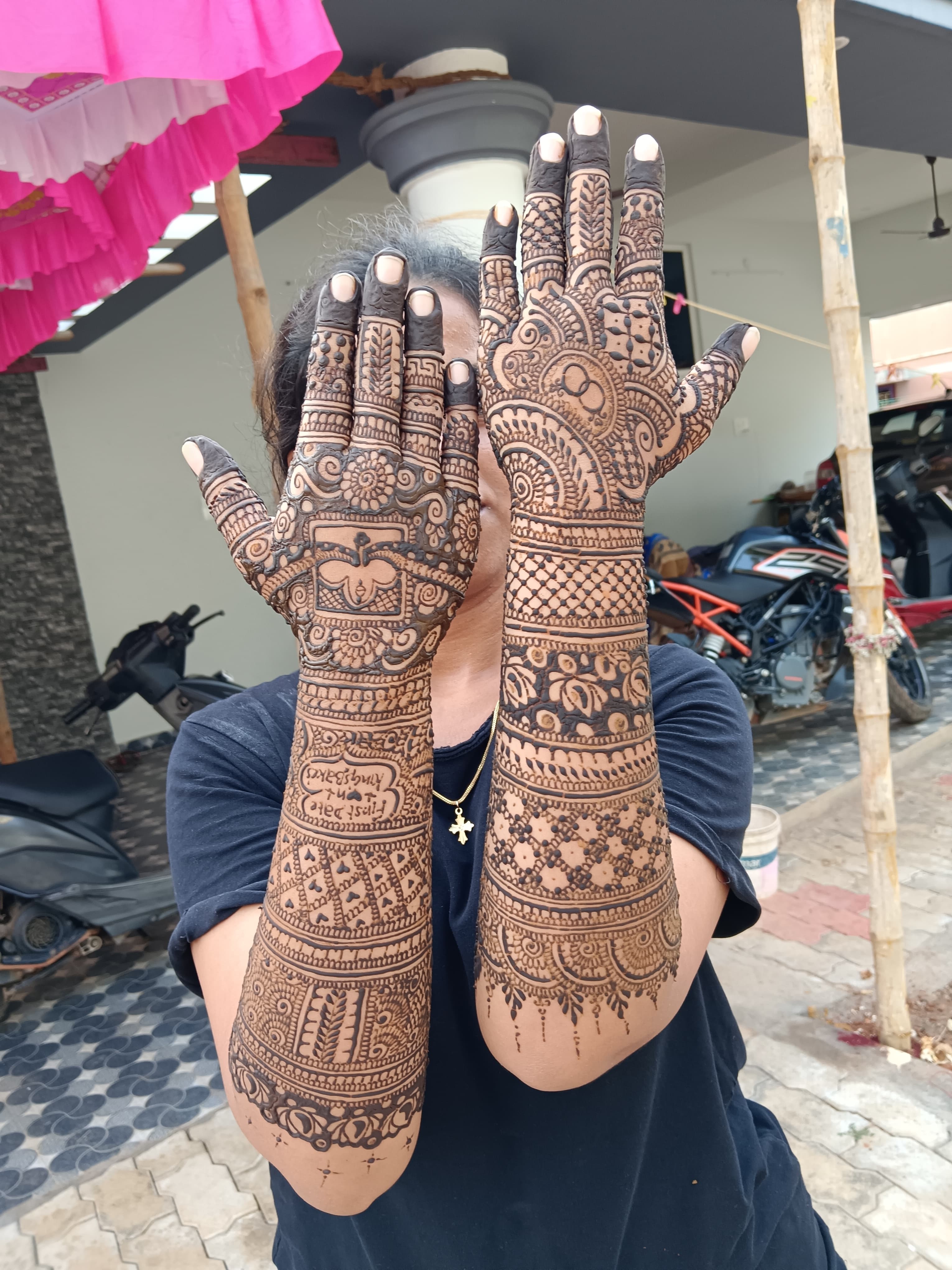 Mehandi stall for multiple people