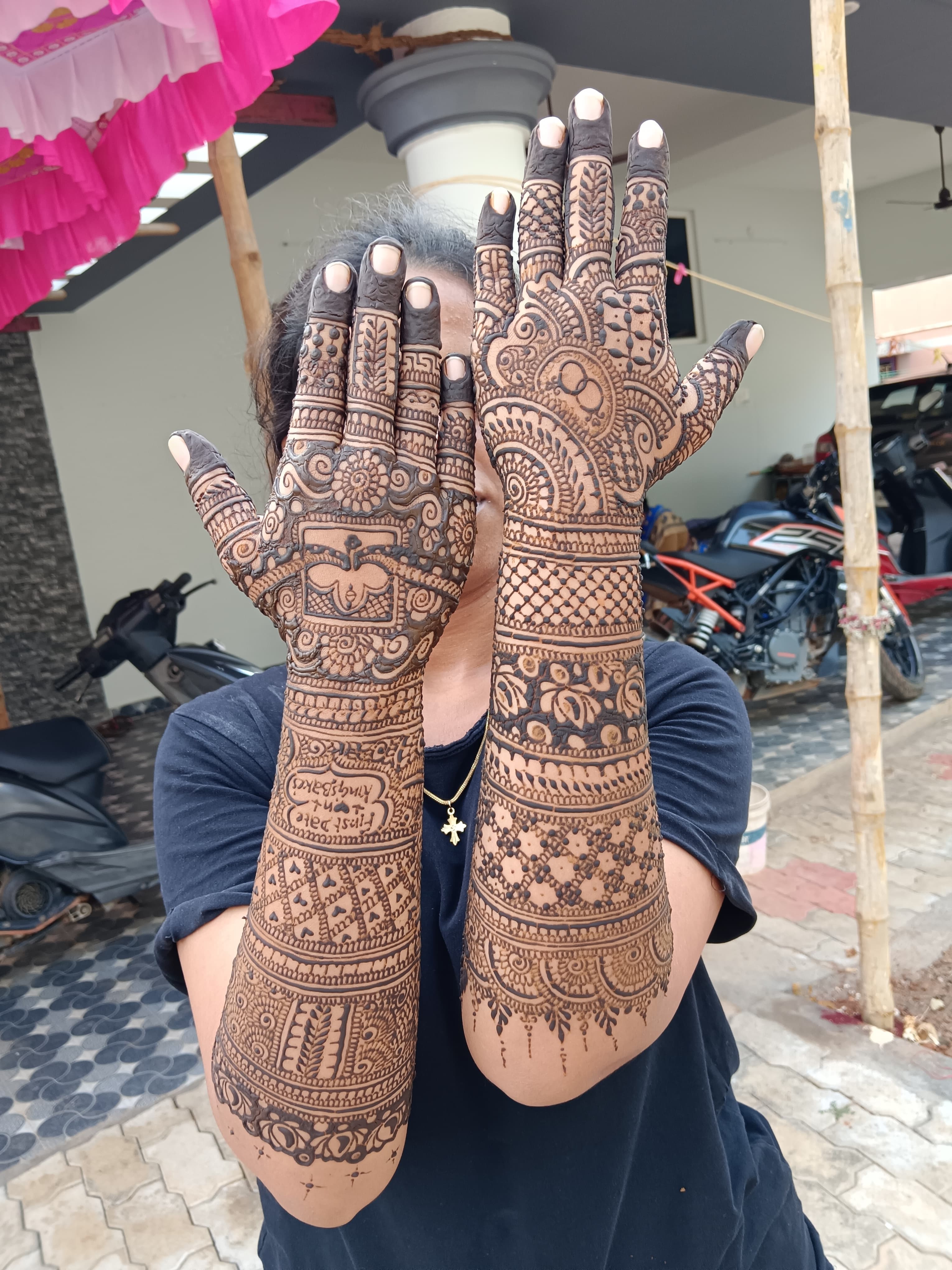 Mehandi stall for multiple people